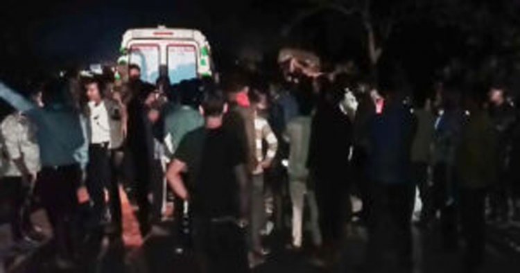 भीषण सड़क हादसा: ट्रक की टक्कर से दो युवकों की मौत, NH-930 पर चक्काजाम