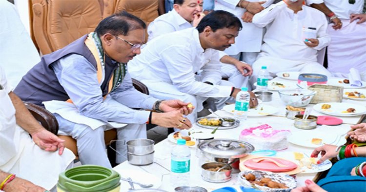 टिफिन मीटिंग में दिखी संगठन की आत्मीयता और एकजुटता, मुख्यमंत्री ने कार्यकर्ताओं के साथ किया भोजन