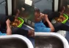 ट्रेन में समोसों पर पैर रखकर बैठा वेंडर! VIDEO वायरल होते ही भड़के लोग