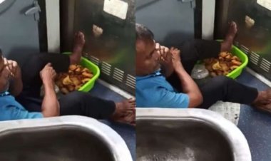 ट्रेन में समोसों पर पैर रखकर बैठा वेंडर! VIDEO वायरल होते ही भड़के लोग