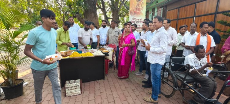 बीजेपी की ऐतिहासिक जीत पर मुख्यमंत्री निवास बगिया में भव्य जश्न, मुख्यमंत्री की धर्मपत्नी श्रीमती कौशल्या साय ने कार्यकर्ताओं को झालमुरी बांटकर खुशी जाहिर कर दी बधाई....