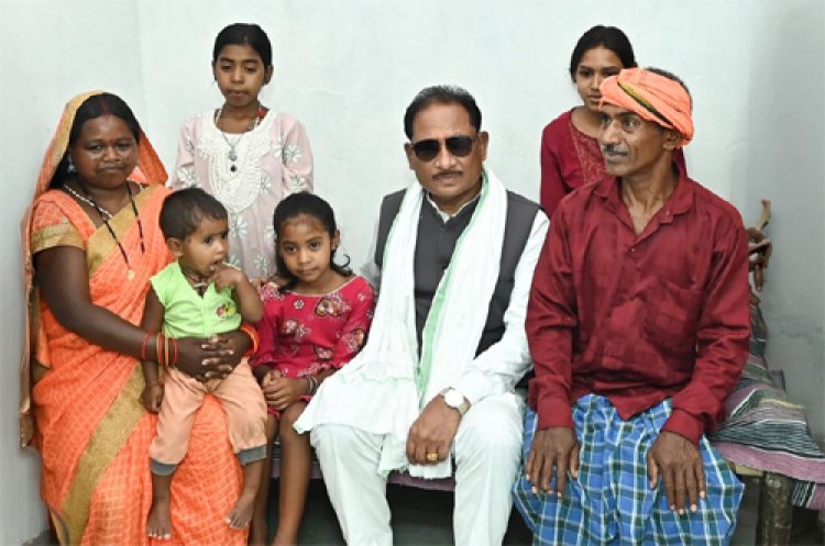 पक्के घर का सपना हुआ साकार : मुख्यमंत्री साय ने लेमरू में हितग्राही धरम सिंह के नए आवास में कराया गृह प्रवेश