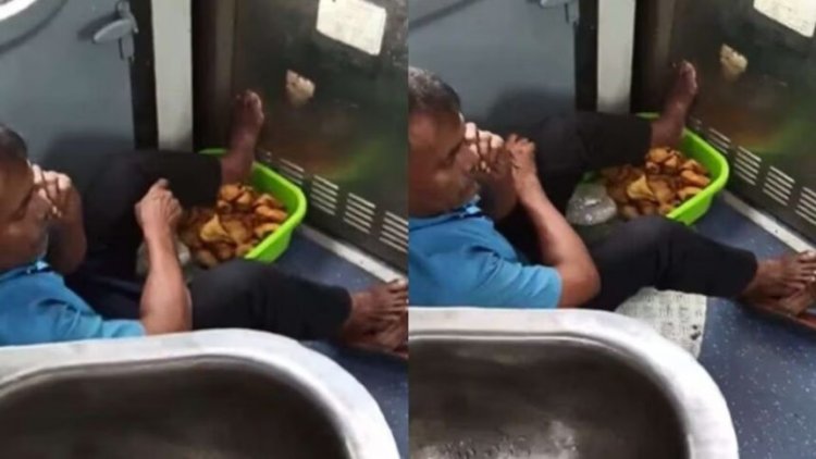 ट्रेन में समोसों पर पैर रखकर बैठा वेंडर! VIDEO वायरल होते ही भड़के लोग