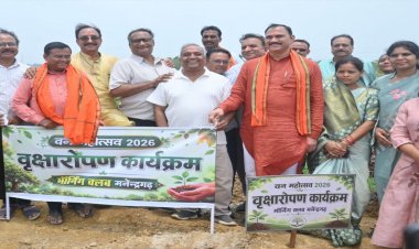 मेडिकल कॉलेज परिसर बना हरित विकास का प्रतीक : स्वास्थ्य मंत्री श्याम बिहारी जायसवाल ने किया पौधरोपण