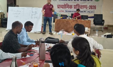 कलेक्टर रोहित व्यास की अभिनव पहल: जशपुर में विज्ञान शिक्षा को मिला नया आयाम, पुणे के वैज्ञानिकों ने शिक्षकों को सिखाए आधुनिक प्रयोग