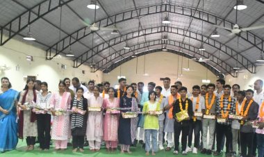 छू लो आसमान के सफल विद्यार्थियों का वन मंत्री केदार कश्यप ने किया सम्मान