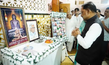 मुख्यमंत्री ने कुनकुरी में स्व ज्ञानचंद जैन के निवास पहुंचकर विनम्र श्रद्धांजलि अर्पित की