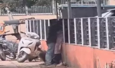 रेलवे स्टेशन के बाहर कपल का खुलेआम रोमांस, RPF ऑफिस के सामने बनाया वीडियो; दोनों नशे में थे