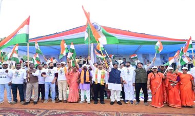 नारायणपुर से शुरू हुई बस्तर तिरंगा यात्रा, उपमुख्यमंत्री शर्मा और वन मंत्री कश्यप ने बाइक चलाकर किया नेतृत्व