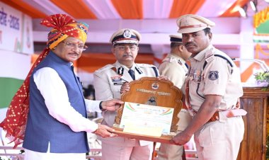 मुख्यमंत्री विष्णु देव साय के करकमलों से उत्कृष्ट सेवा के लिए सम्मानित हुए पुलिस एवं नगर सेना के अधिकारी-कर्मचारी…..