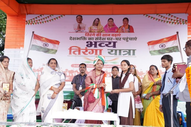 1700 फीट तिरंगे की छांव में गूंजा ‘भारत माता का जयघोष’, 5 हजार कदमों से देशभक्ति में रंगा कुनकुरी