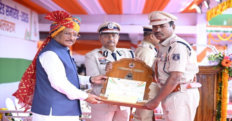 मुख्यमंत्री विष्णु देव साय के करकमलों से उत्कृष्ट सेवा के लिए सम्मानित हुए पुलिस एवं नगर सेना के अधिकारी-कर्मचारी…..