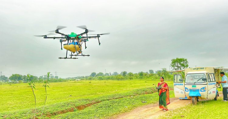 ड्रोन के पंखों से आत्मनिर्भरता की उड़ान, ‘विष्णु भैया’ की योजनाओं से हेमलता बनीं ड्रोन दीदी