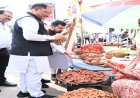 सड़क किनारे पसरे पर अचानक पहुंचे मुख्यमंत्री साय, मीरा के पसरे से खरीदा आशीर्वाद का दीया
