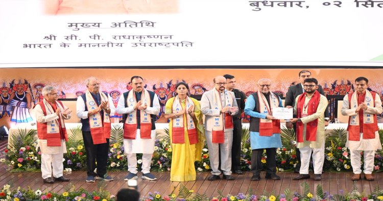 एम्स रायपुर का तीसरा दीक्षांत समारोह , छत्तीसगढ़ में नक्सलवाद के खतरे को मजबूत राजनीतिक इच्छाशक्ति, दृढ़ सुरक्षा नीति और विकासोन्मुखी शासन के बल पर समाप्त किया गया – उपराष्ट्रपति  राधाकृष्णन