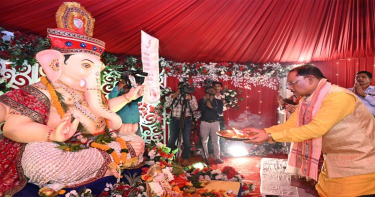 मुख्यमंत्री विष्णु देव साय ने परिवारजनों के साथ विधि-विधान से की गणपति की स्थापना और पूजा-अर्चना