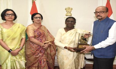 राष्ट्रपति द्रौपदी मुर्मु को राज्यपाल रमेन डेका ने भेंट की पहाड़ी मैना की प्रतिकृति