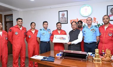 मुख्यमंत्री  विष्णु देव साय से भारतीय वायु सेना की सारंग हेलीकॉप्टर डिस्प्ले टीम ने की सौजन्य मुलाकात