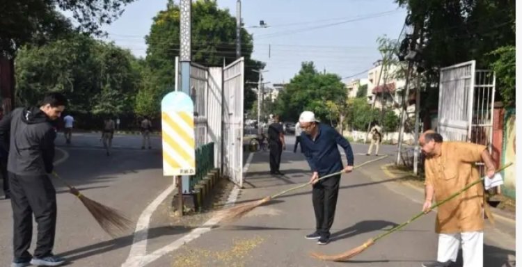 राज्यपाल डेका ने गांधी जयंती पर की साफ-सफाई
