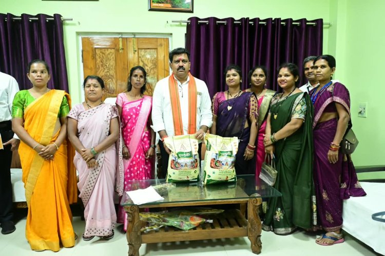 उप मुख्यमंत्री विजय शर्मा से मिलीं माँ दंतेश्वरी महिला किसान उत्पादक कंपनी की सदस्य, उप मुख्यमंत्री ने एनपीओपी प्रमाणन मिलने पर दी बधाई